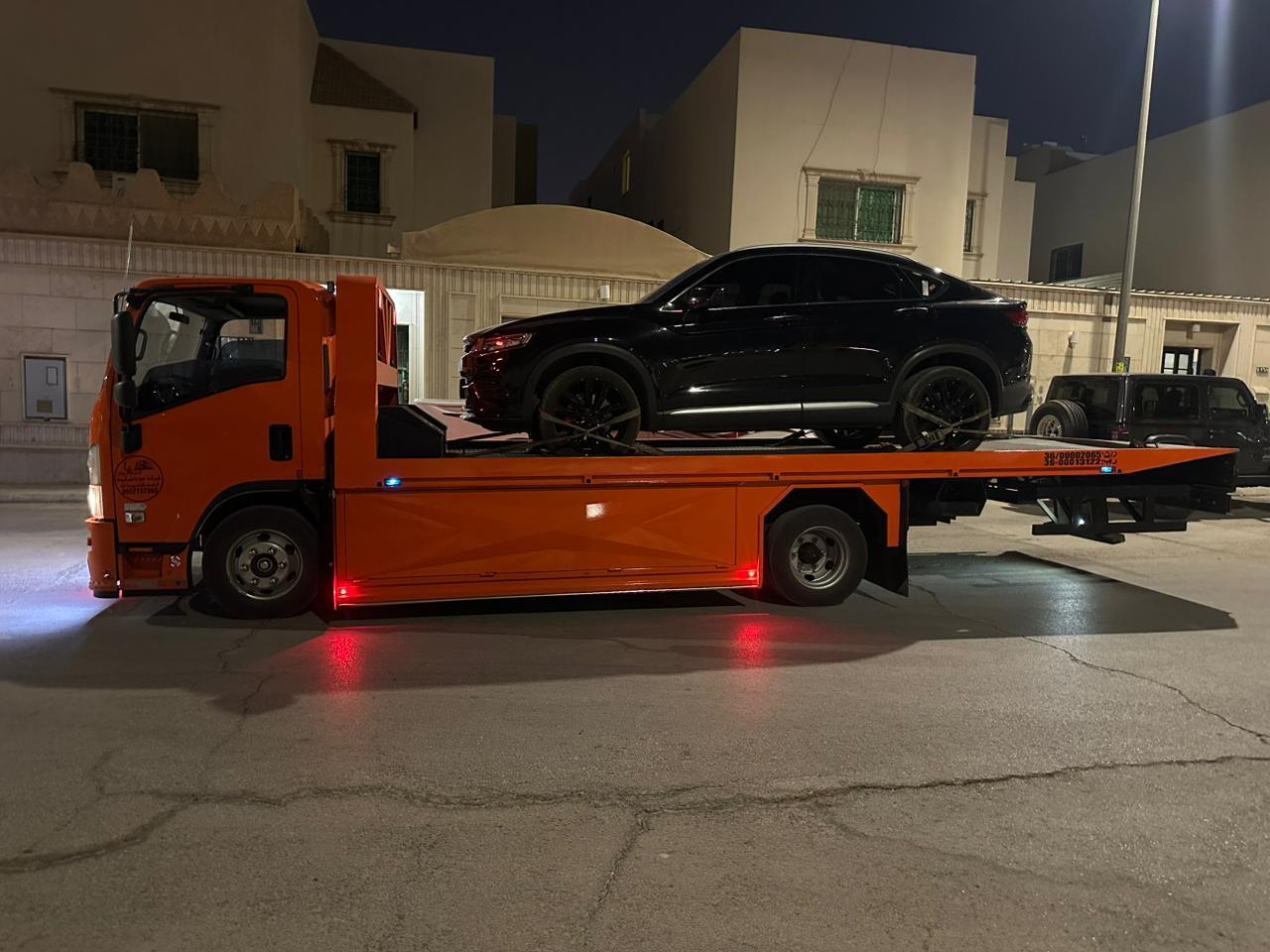 سطحة هيدروليك تحمل سيارة معطلة في المدينة المنورة