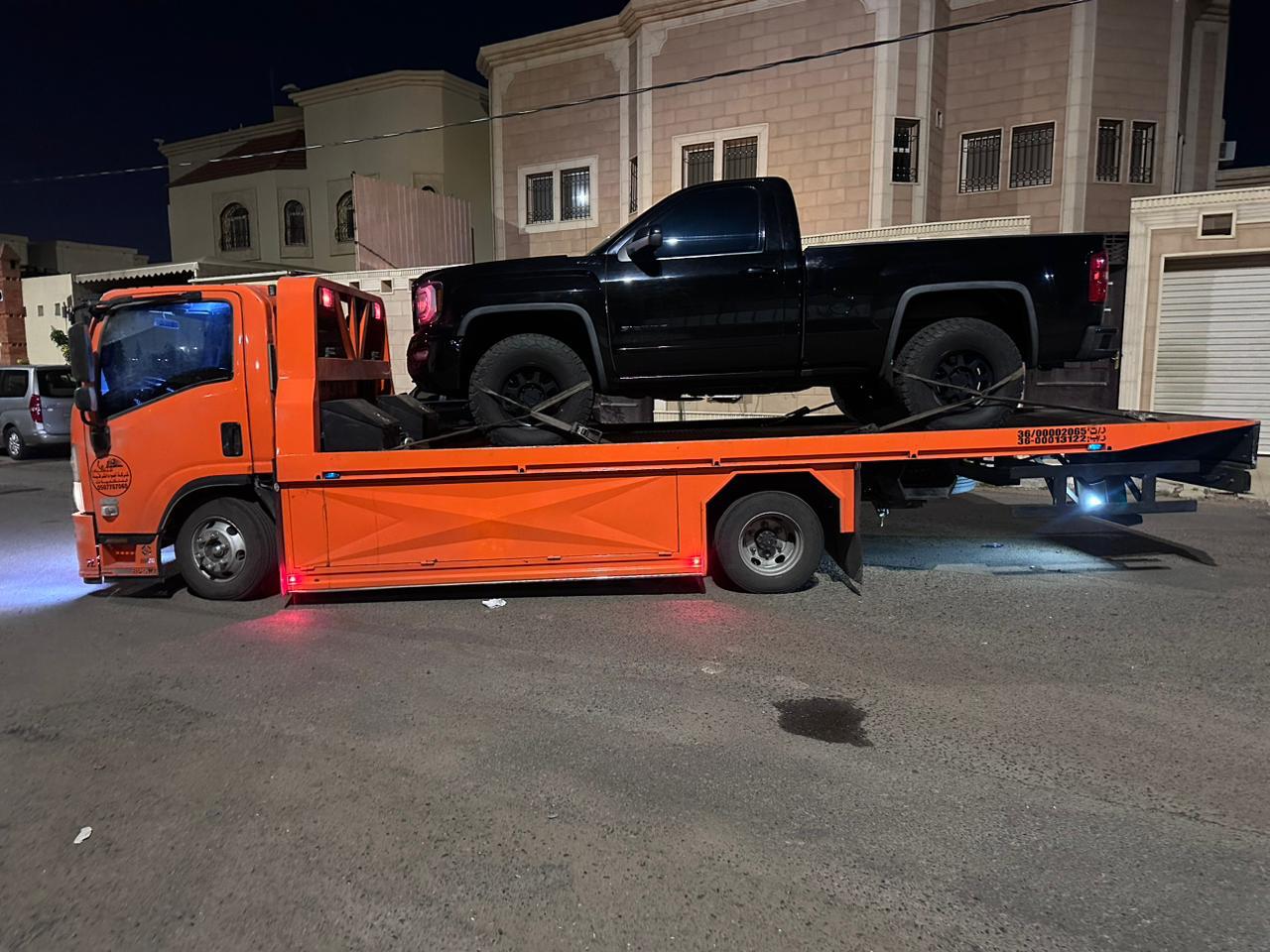 نقل سيارة مصدومة بسطحة في أحياء المدينة المنورة